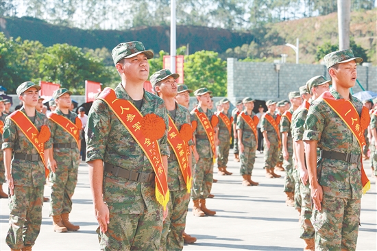 入伍新兵精神抖擻，躊躇滿志。