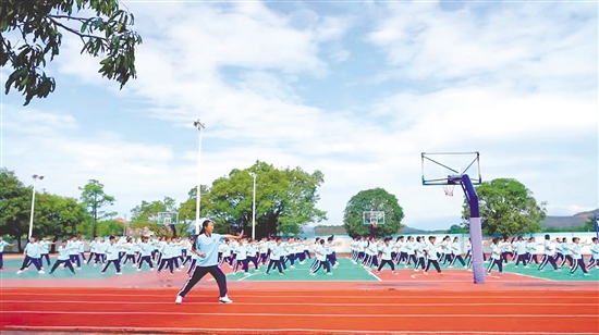 牛江鎮(zhèn)中心小學學生練習軍體拳。