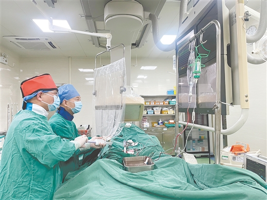 醫(yī)生對(duì)患者進(jìn)行治療。