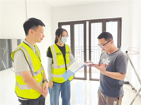 臺山市住房和城鄉(xiāng)建設局工作人員向入住消殺隊員提供貼心關懷和服務。