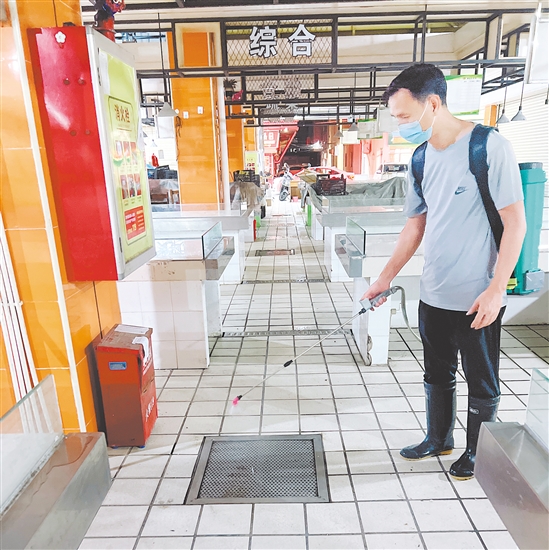 市場監(jiān)管部門督促指導(dǎo)農(nóng)貿(mào)市場嚴(yán)格落實(shí)早晚消殺。