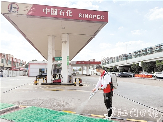 創(chuàng)建“無蚊加油站”的倡議得到我市各加油站的積極響應(yīng)和支持。圖為工作人員在加油站內(nèi)進行消殺。
