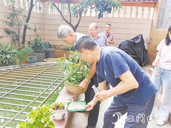 石鶴利社區(qū)居民積極協(xié)助社區(qū)清理積水。