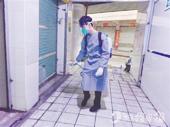 農(nóng)貿(mào)市場積極做好消殺工作，切斷蚊媒傳染病傳播鏈條。