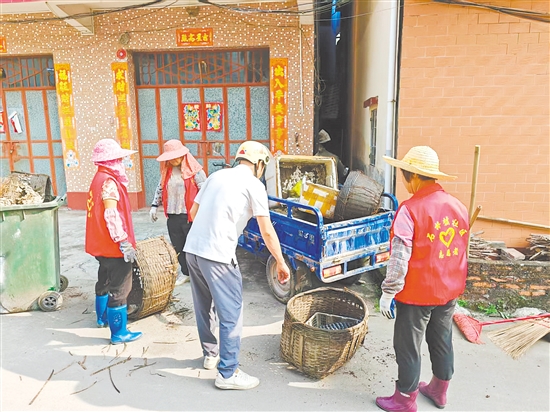 開平龍勝鎮(zhèn)黨員群眾志愿服務(wù)隊(duì)開展“兩清一滅”大行動(dòng)，黨員干部帶著群眾干。