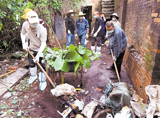 江門市殘聯(lián)系統(tǒng)職工走進(jìn)街巷，開展“兩清一滅”大行動(dòng)。