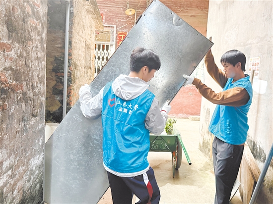 五邑大學(xué)大學(xué)生志愿者下沉社區(qū)參與防蚊滅蚊服務(wù)。