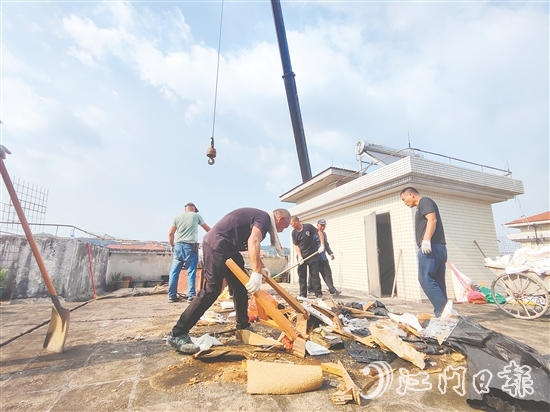 志愿者上門清理居民樓天臺的垃圾。