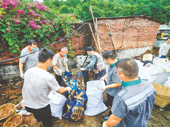 連日來，滴滴代駕司機與外賣騎手化身防蚊滅蚊“先鋒軍”。圖為新業(yè)態(tài)從業(yè)者在清理雜物。