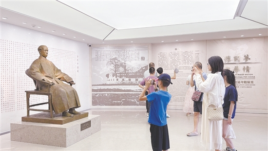 游客走進梁啟超故居參觀。