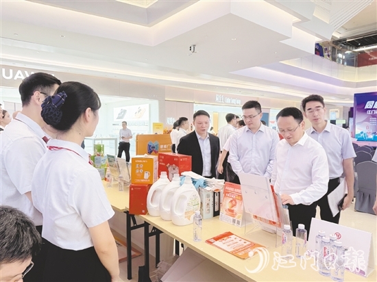 我市金融機構在活動現(xiàn)場設置金融知識宣傳攤位。