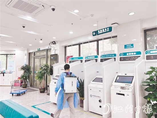 我市金融機(jī)構(gòu)嚴(yán)格落實(shí)對(duì)營業(yè)場所的消殺工作。