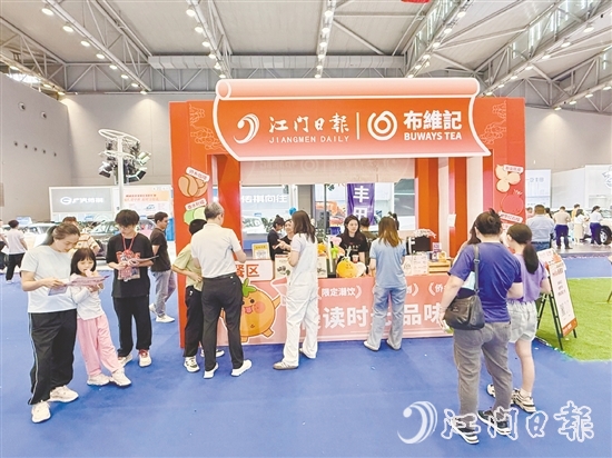 江門日報與布維記的聯(lián)名快閃店吸引了不少市民。