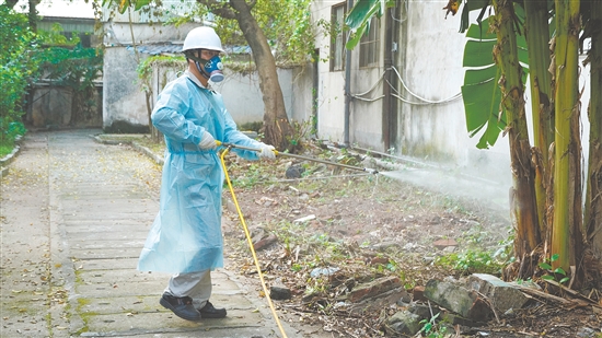 江門市廣悅電化有限公司安排專業(yè)人員在公司成蚊密集地開展蚊蟲消殺工作。