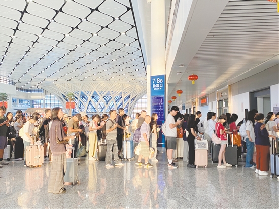 國慶中秋假期，江門站客流持續(xù)保持高位。