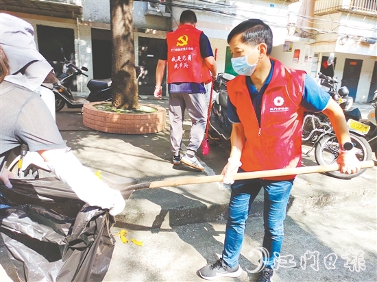 僑界志愿者下沉社區(qū)開(kāi)展滅蚊防蚊專(zhuān)項(xiàng)行動(dòng)。