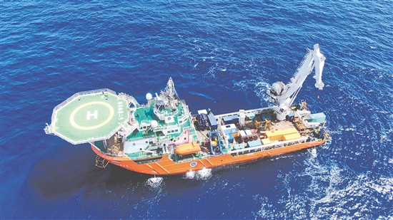 江企建造的“海洋地質(zhì)二號(hào)”科考船在南海北部進(jìn)行“源火”采集。