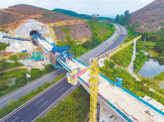 本次合龍的跨G94高速公路大橋總長314.5米，采用鋼管柱支架法現(xiàn)澆施工，實現(xiàn)了安全高效施工與保障公路暢通的雙重目標(biāo)。