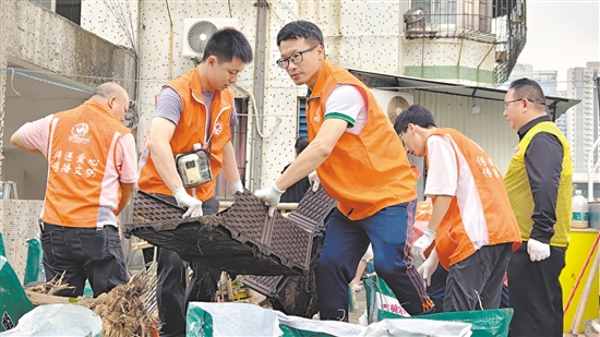 市工商聯(lián)組織商協(xié)會(huì)、企業(yè)志愿服務(wù)隊(duì)到社區(qū)協(xié)助清理垃圾。