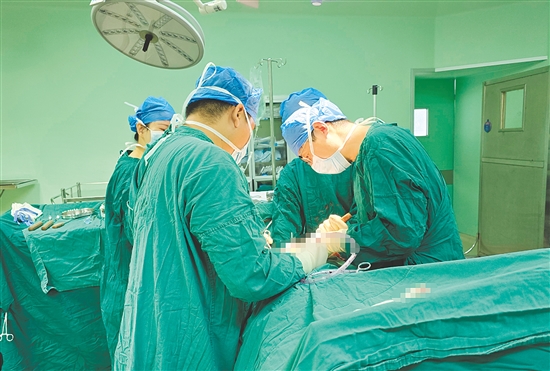 醫(yī)生為患者進(jìn)行手術(shù)。
