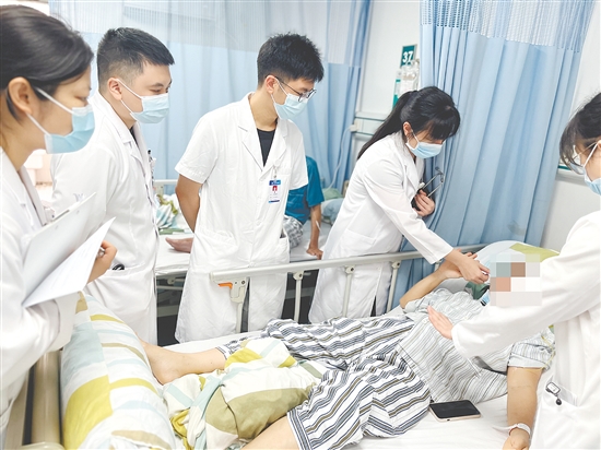 醫(yī)生為患者檢查身體。