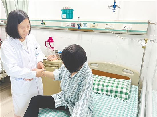 醫(yī)生詢問(wèn)患者情況。