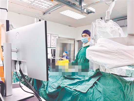 醫(yī)生對(duì)患者進(jìn)行手術(shù)。