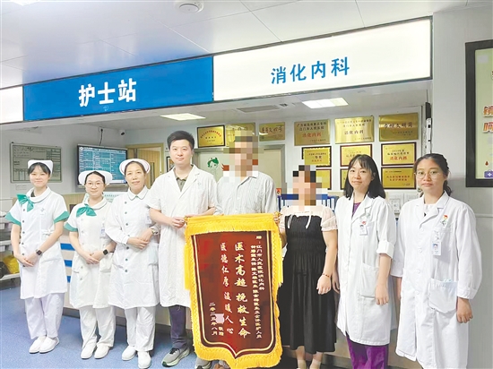 患者家屬送上錦旗。