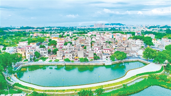 鶴山市龍口鎮(zhèn)霄南村因民俗文化和民族團(tuán)結(jié)交融而聞名，成為海內(nèi)外游客的“打卡勝地”。