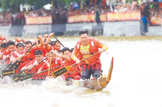 廖長亮（最前者）參加廣東省第五屆傳統(tǒng)龍舟錦標(biāo)賽。