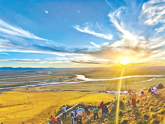 當(dāng)下正是賞秋游的好時(shí)節(jié)。圖為四川黃河九曲第一灣秋景。