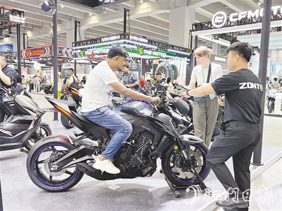 大冶摩托在廣交會(huì)上展示其最新研發(fā)的摩托車。