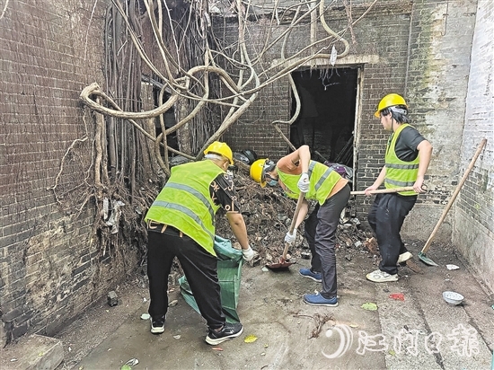 區(qū)城市管理綜合執(zhí)法局組建200人環(huán)境整治攻堅隊，深入水南六里的巷道、老宅，對“環(huán)境頑疾”發(fā)起總攻。