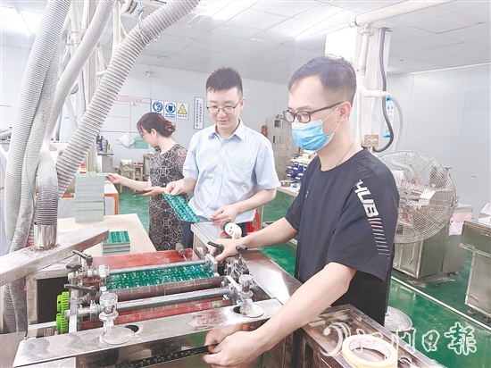 江門建行工作人員走訪企業(yè)，積極對接企業(yè)融資需求。