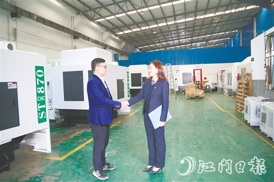 江門農(nóng)商銀行持續(xù)加大信貸支持力度，助力企業(yè)發(fā)展壯大。
