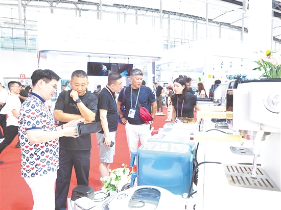 蓬江展位吸引客商駐足了解產(chǎn)品細節(jié)。張澤彬