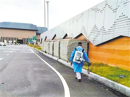 開陽高速志愿者在服務(wù)區(qū)開展防蚊消殺工作。