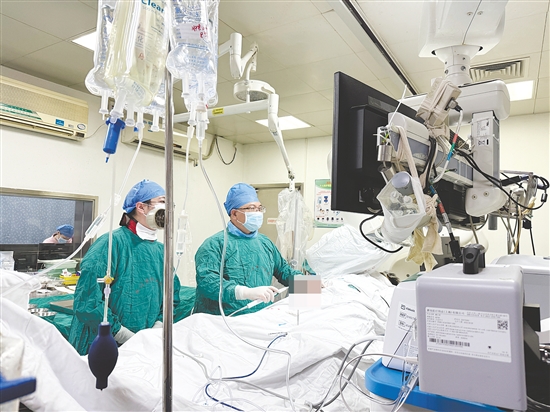 江門(mén)市中心醫(yī)院醫(yī)療團(tuán)隊(duì)對(duì)患者施行射頻消融手術(shù)。