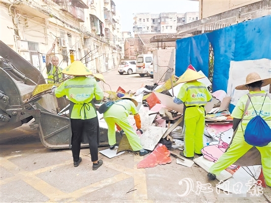 針對(duì)重點(diǎn)場(chǎng)所，區(qū)城市管理綜合執(zhí)法局統(tǒng)籌應(yīng)急力量開展專項(xiàng)行動(dòng)。圖為環(huán)衛(wèi)工人正在清運(yùn)垃圾。