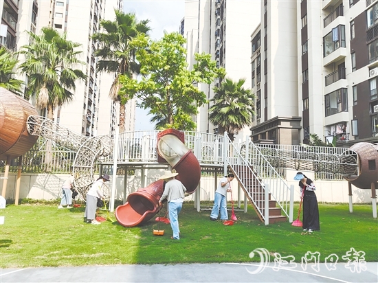 大家一起動(dòng)手清潔環(huán)境，消除蚊蟲孳生隱患，創(chuàng)建干凈整潔人居環(huán)境。