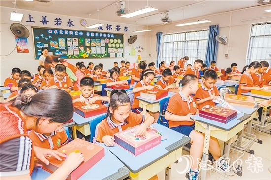 學(xué)生充分發(fā)揮創(chuàng)意，將廢舊月餅盒變廢為寶，制作成時鐘表盤、冰箱貼等。