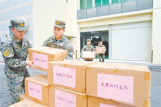 武警江門(mén)支隊(duì)官兵搬運(yùn)防疫捐贈(zèng)物資。