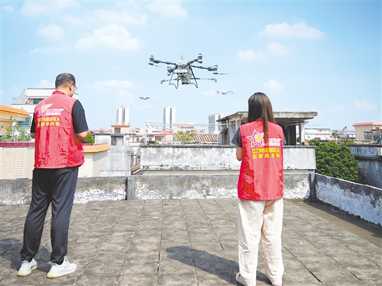 僑都星火無(wú)人機(jī)分隊(duì)開(kāi)展空中立體巡查和消殺。