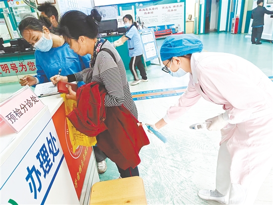 醫(yī)護人員為群眾做好驅(qū)蚊準備。