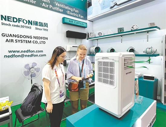 臺山參展企業(yè)的創(chuàng)新產(chǎn)品受到眾多外國客商的青睞，使企業(yè)在激烈的市場競爭中脫穎而出。