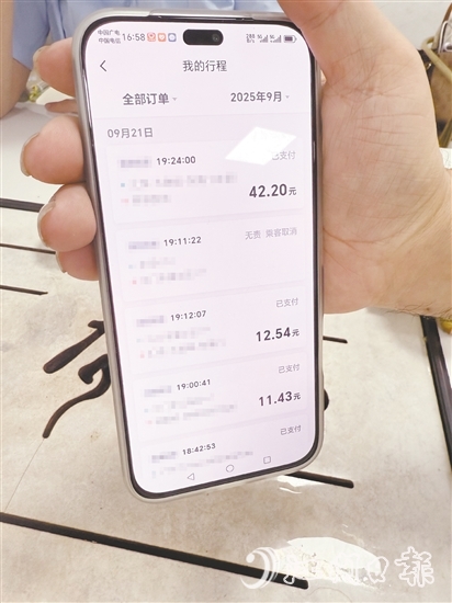 郭繼南展示網(wǎng)約車(chē)訂單。