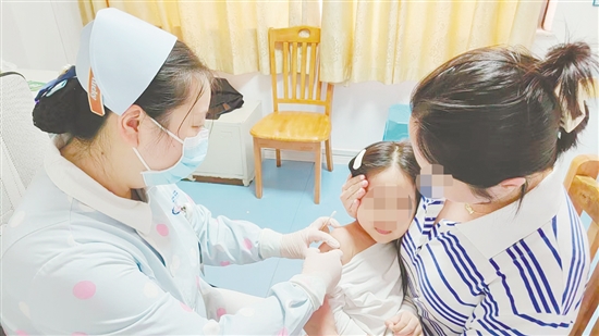 醫(yī)護人員為孩子接種流感疫苗。