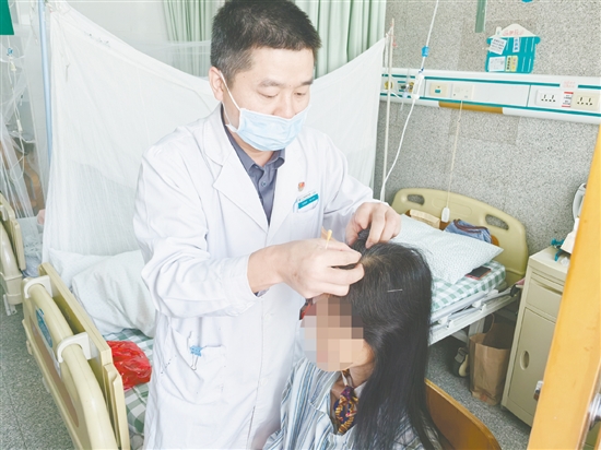 醫(yī)生為患者進行針灸治療。