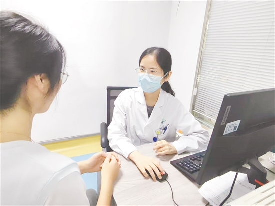 醫(yī)生為來訪者提供睡眠建議。