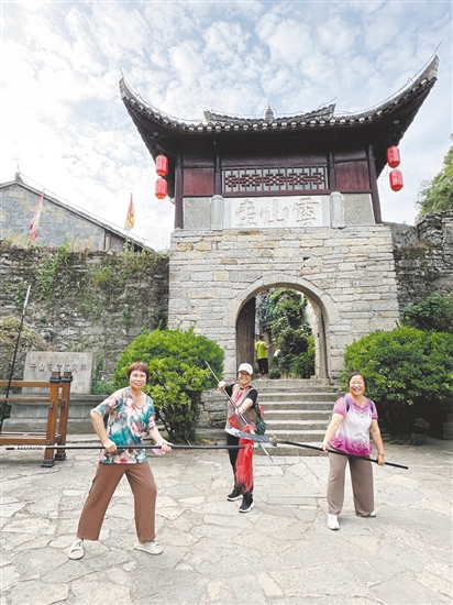 銀發(fā)族熱衷旅游。